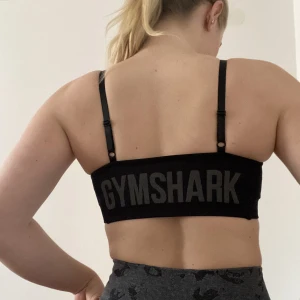 Gymshark Topp - Svart Gymshark Topp. Använd några gånger, säljer då S inte passar mig längre ❤️