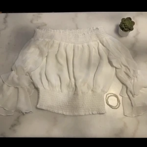 Vit off shoulder  - Från bubbleroom mesh tyg Storlek S