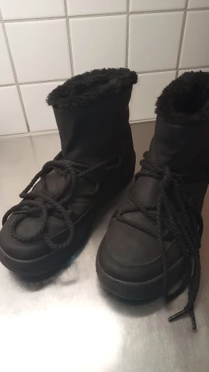 Svarta vinterskor  - Säljer dessa skor, använda en vinter men är väldigt fräscha. Hör av dig vid frågor. Köparen står för frakten 