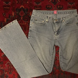 Lowwaist bootcut jeans - Säljer ett år sjuukt snygga jeans som tyvärr är för korta på mig!  Endast prövade och köpta second hand men enligt lappen från märket ”New Look”. Kan skicka flera bilder/mått vid behov, pris kan diskuteras🩷