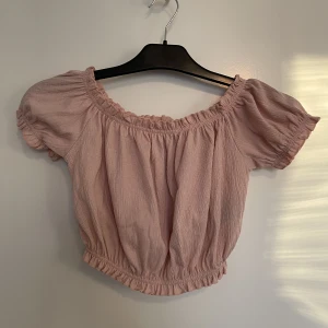 Topp - Säljer denna söta rosa topp från H&M, som inte längre kommer till användning. Fint skick, endast använd fåtal gånger 