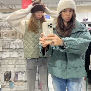 Grön jacka - Super snygg vår/höst jacka!!! 💫Köpt för 700 på Zara och säljer för 500. Den är i storlek S men passar även M. ❣️