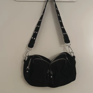 Väska - Svart väska i mockaimitation från Ginatricot. Väldigt fint skick då den inte är mycket använd.