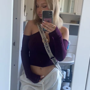 topp  - Säljer denna skit snyggaaaaa topp eftersom att den ej kommer till användning längre, de bara att skriva till mig om du vill ha fler bilder!❤️