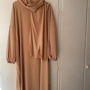 En abaya som är inte alls använd och köpt för några månader sedan. Finns en slöja som matchar den. Den är väldigt lång.