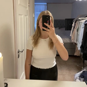 Vit T-shirt  - En vit t-shirt i strl S från Nelly med fina detaljer vid kanterna🌸