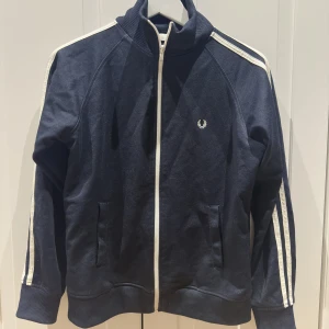 Fred Perry jacka - Sjukt snygg Fred Perry jacka som är perfekt till höstens varmare dagar och till våren, nypris på denna är 1300 men jag säljer för 400