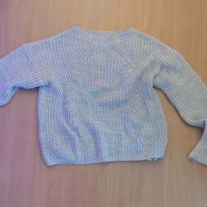 Tröja  - Säljer denna stickade tröja då den har blivigt för liten för mig.