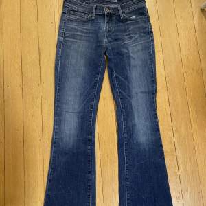 Säljer ett par såå snygga lågmidjade bootcut jeans från Levi’s!!