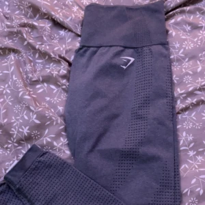 Gymshark leggings  - Gråa gymshark leggings! Mycket bra skick! använt nåra gånger. Passar även dom som har storlek M!