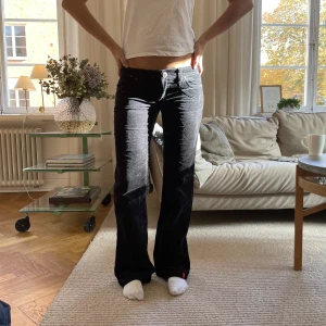 Snyggaste Manchester byxorna❤️ - Såå fina nu i höst, jättefina fickor❤️‍🔥modell 169 cm Innerbenslängd: 79 cm Midjemått: 38 cm rakt över