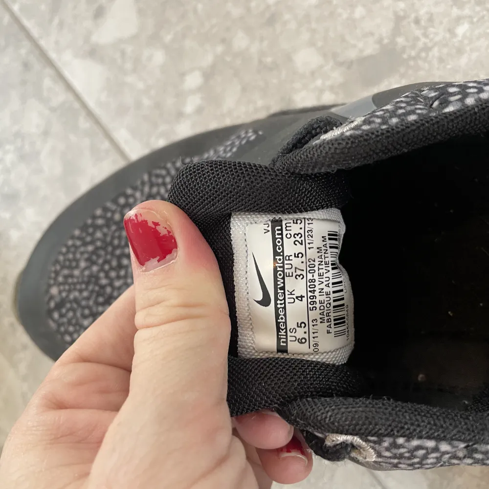 Svarta och vita Nike air Max thea som är använda ett par gånger, säljes pga liten storlek! . Skor.