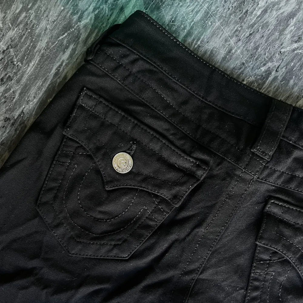 Svarta True Religion leggings/jeggings i storlek 26, väldigt låga i midjan, skinny.  Jättebra skick!. Jeans & Byxor.