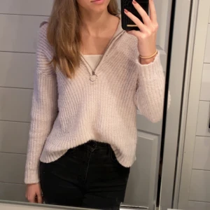 Stickad tröja - Stickad tröja från vila. Fint skick. Hör av er om ni har frågor eller vill ha fler bilder✨