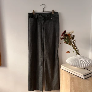 Gråa kostymbyxor Esprit 38 - Säljes! Raka i benen.