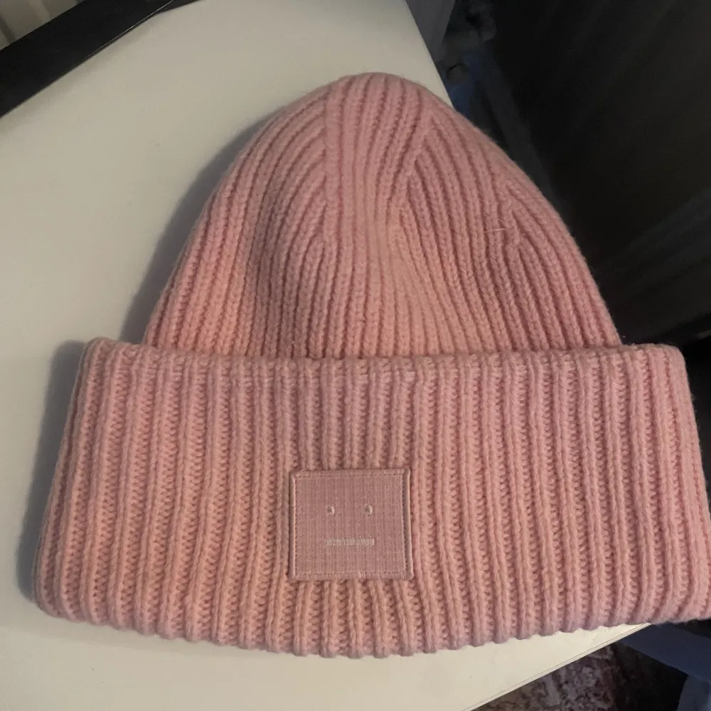 Lägger ut igen pga oseriös köpare…Rosa acnemössa i fint skick.finns spår av lite smink på insidan, men går garanterat bort vid tvätt.. Accessoarer.