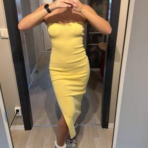 Gul klänning med slit, inte lika gul i verkligheten, storlek s