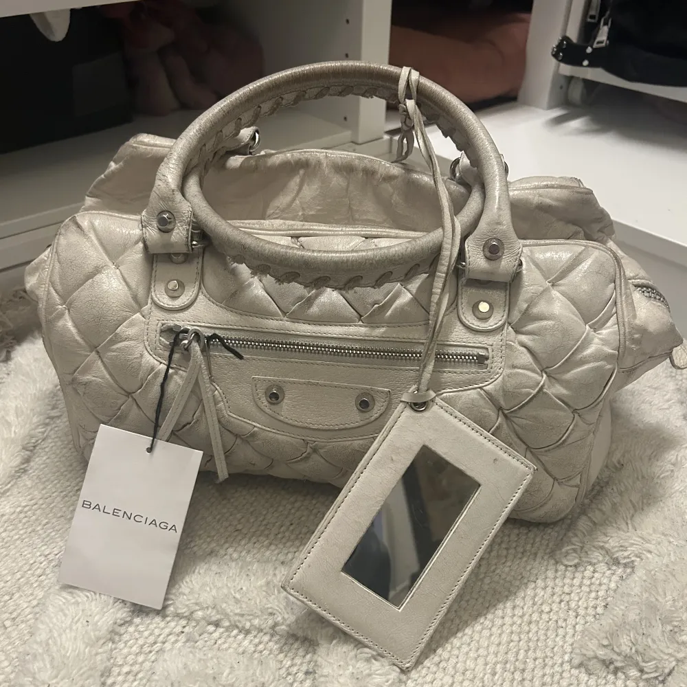 Balenciaga Matelasse light beige/white quilted leather classic bowler city bag🩷 Superfin vintage väska från balenciaga med några slitningar. Accessoarer.