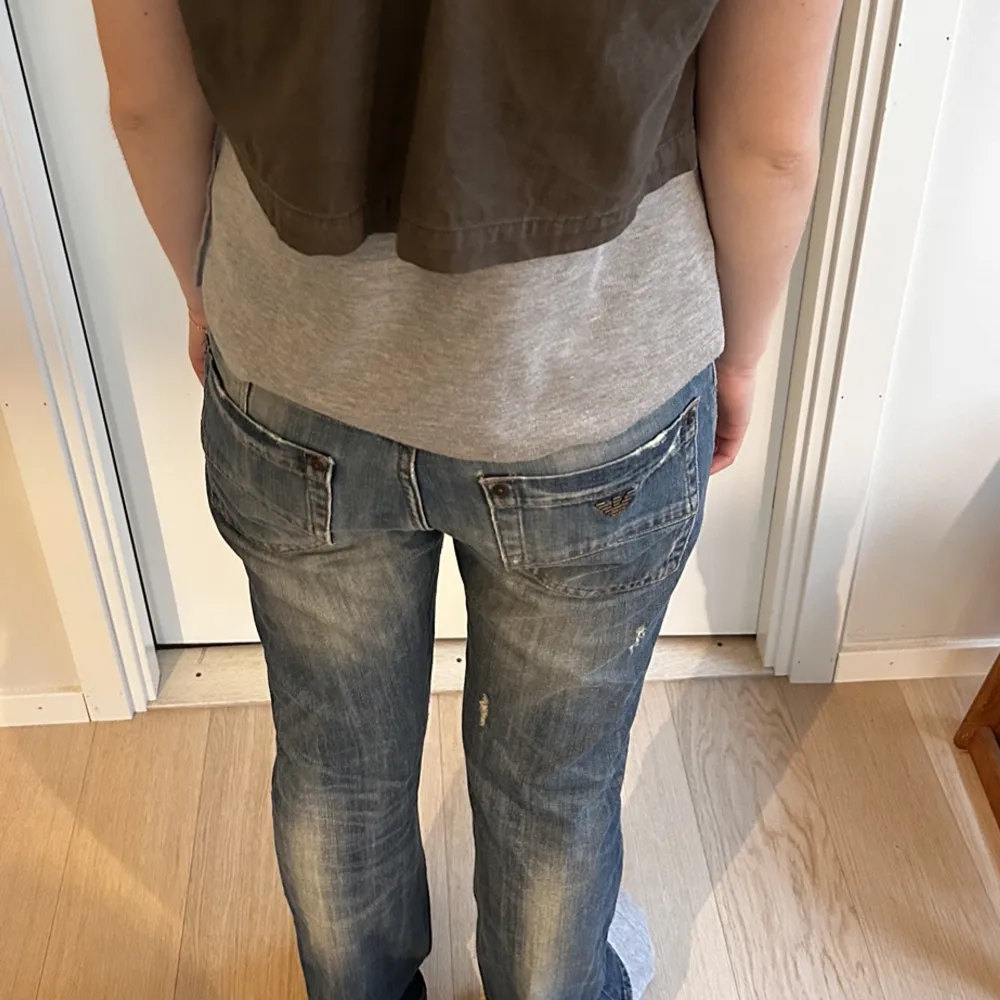 Super coola lågmidjade jeans från Armani. Midjemåttet tvärs över är 42cm och innebenlängden 85cm. Läs min bio😊😊💕💕. Jeans & Byxor.