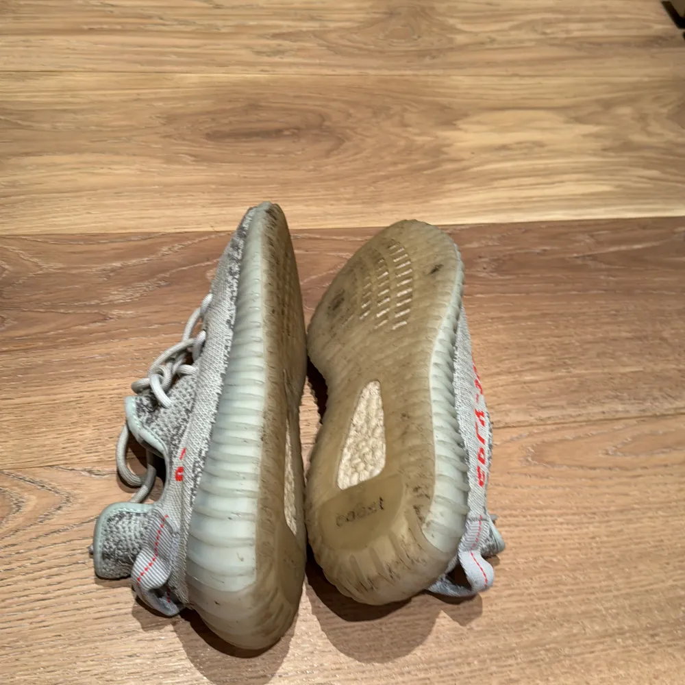 Säljer ett par snygga yeezy 350 i storlek 37/3. Skorna är i skick 8/10 Säljer de för 400 kr. Tyvärr så saknas boxen. Skor.