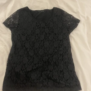 Spets topp - En jätte fin spets topp, inga defekter dock är lappen på tröjan borta, vet ej vart den är ifrån❤️Köp direkt för 200