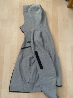 Nike tech fleece - Någon enstaka fläck men den går att få bort, inga hål eller märken.