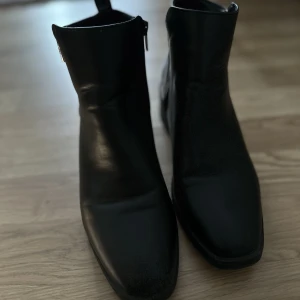 Boots  - Inte äkta läder, är i väldigt            god skick, använts fåtal gånger.