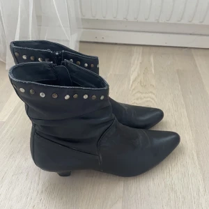 Ankelboots - Ett par sviiinsnygga ankelboots från Vagabond. Sparsamt använda och i fint skick! Säljer pga att de inte kommer till användning. Nypris 2000, säljer för 400🙌💞 pris kan diskuteras vid snabb affär