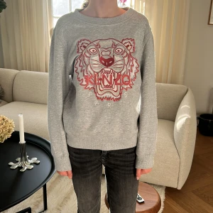 Kenzo tröja - Säljer denna coola kenzo tröja som är så fin till hösten! Den är i bra skick då den inte har några defekter💓 Tryck gärna på köp direkt!!