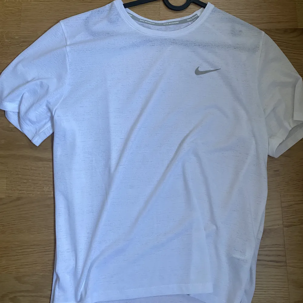 Säljer denna tränings t-shirt från Nike. Använd endast en gång i storlek M.  . T-shirts.