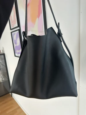 Väska  - Super fin väska, använder knappt. Fint skick! Rymlig.