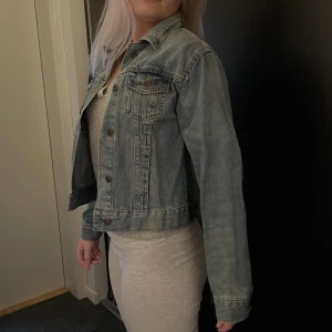 Jeans jacka  - Jättefin jeansjacka som knappt är använd
