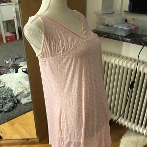 Nattlinne/Klännig  - Fin klänning/nattlinne med söta blommor 