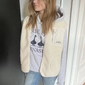 Teddy väst - Säljer min jättefina Teddy väst från jjxx som endast är använd en gång! Perfekt nu när det börjar bli kallare! Nypris 700kr!