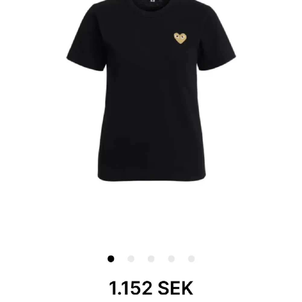 COMME DES GARÇONS PLAY T-shirt med guldigt märke väldigt fint skick då jag använt den ca 5 ggr sedan jag köpte den på NK i Göteborg för 999kr. Fler bilder går såklart att få!. T-shirts.