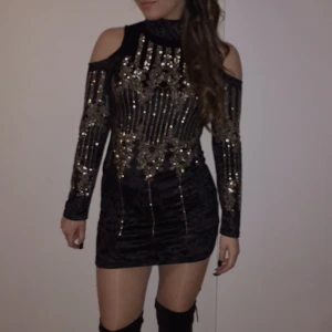 DM RETRO KLÄNNING  - Klänning från DM Retro, perfekt till fest eller nyårsafton. (Nypris 1000kr). Klänningen har används vid ett tillfälle och är fortfarande i gott skick. 