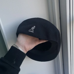 Kangol basker  - Aldrig använd så i nyskick :)