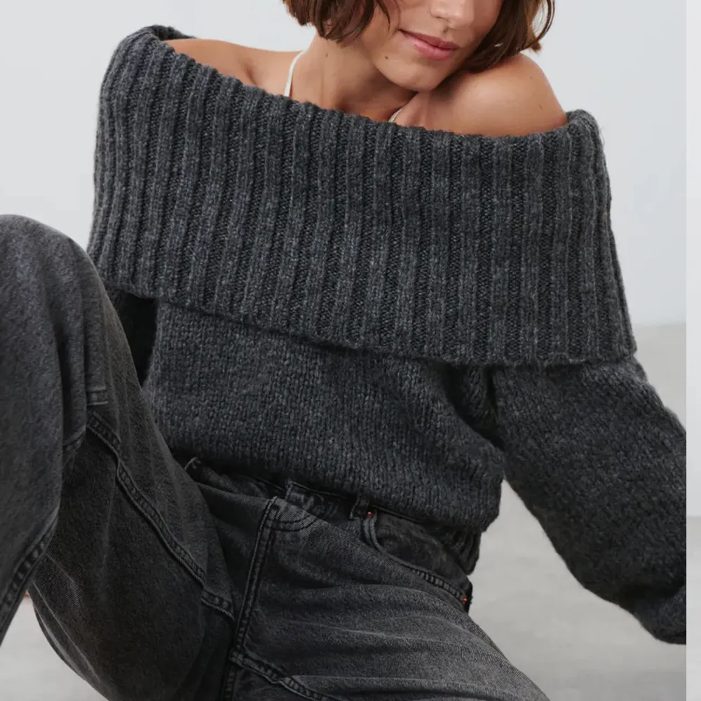 Säljer denna superfina stickade tröja från Gina tricot 🤩 helt ny med lappar kvar, aldrig använd (returtiden passerade☹️) och slutsåld på hemsidan! Storlek L men passar mig med storlek M jättebra!🩷. Stickat.