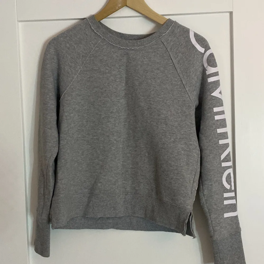 En grå sweatshirt från Calvin Klein i fint skick. Säljer då den har blivit för liten för mig. Hör av er vid frågor eller fler bilder💗💗. Tröjor & Koftor.