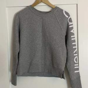 En grå sweatshirt från Calvin Klein i fint skick. Säljer då den har blivit för liten för mig. Hör av er vid frågor eller fler bilder💗💗