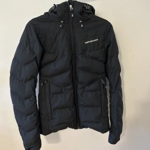 Peak performance jacka xs - Nypris 3800kr, säljer för 500