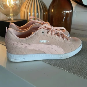 Puma skor - Näst intill helt nya ouma skor med foam soft sula i storlek 37. Säljer då de var för små
