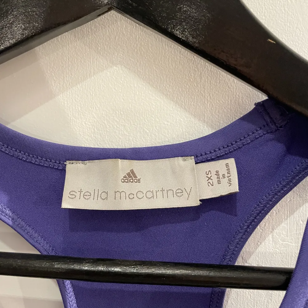 Stella McCartney linne från Adidas. Nypriset låg på ≈ 600-700 kr  Väldigt skönt och luftigt linne . Toppar.