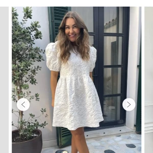 Studentklänning  - Säljer min älskade studentklänning från BYIC använd 1 gång så i superbra skick! Ord pris 749kr (finns ej kvar på hemsidan)🥰🫶🏼(Den är även lite insydd i ryggen)