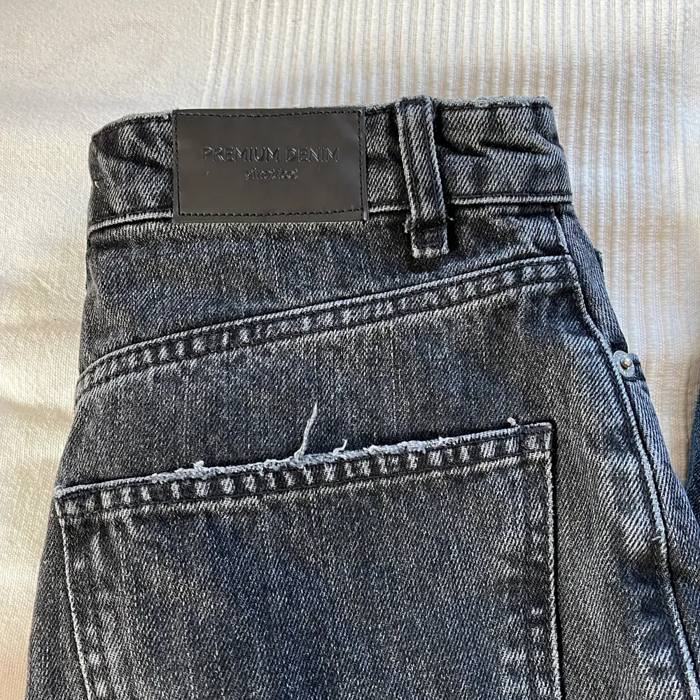 Säljer dessa högmidjade snygga jeans från Gina då de inte kommer till användning och är använda fåtal gånger.💕. Jeans & Byxor.