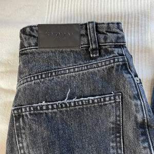 Säljer dessa högmidjade snygga jeans från Gina då de inte kommer till användning och är använda fåtal gånger.💕