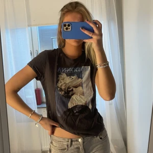T-shirt med Madonnatryck - T-shirt med Madonna tryck! Storlek M men passar S✨