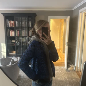 Leopard jacka  - Så sjukt cool och unik jacka feån Maxjenny! Har fått så mycket frågor om den och vart den är ifrån så om du söker något riktigt unikt och ett plagg som kan piffa upp vilken outfit som helst är denna ett måste. 