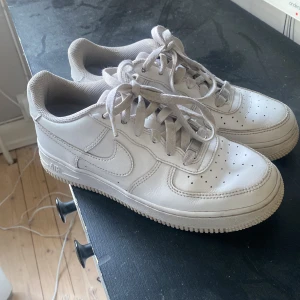 Air force 1 - Säljer min syrras airforce 1 för hon har slutat använda de. Kond 9/10 använda i ett halvår typ Inga skador på de. Tveka inte att höra av dig!