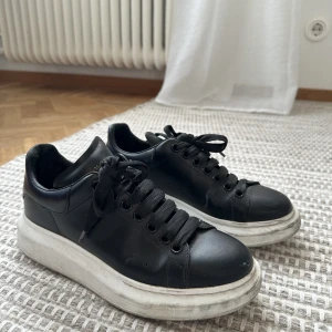Alexander McQueen sneakers - Säljer mina Alexander McQueen sneakers då de tyvärr inte kommer till användning. Storlek 38, i fint skick men några märken på sulan. Inköpta 2020, tyvärr inget kvitto kvar. Nypris ca 6000:-, säljer för 1000:-. 